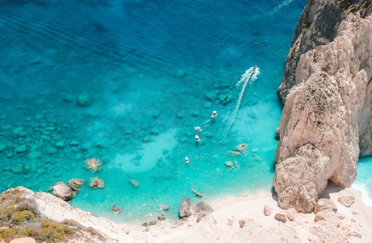 Καλοκαιρινές Αποδράσεις: Η Γοητεία των Κρυφών Ακτών και η Άνοδος του Ναυτικού Τουρισμού